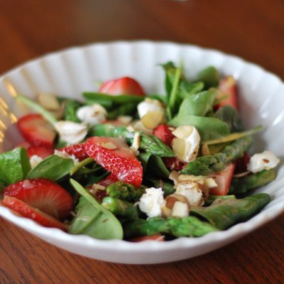 spinach asparagus salad simplegreenmoms.com
