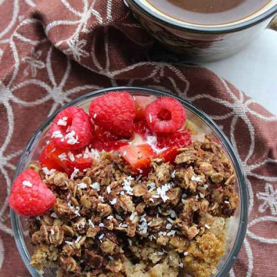 No bake granola, raspberry and greek yogurt parfait