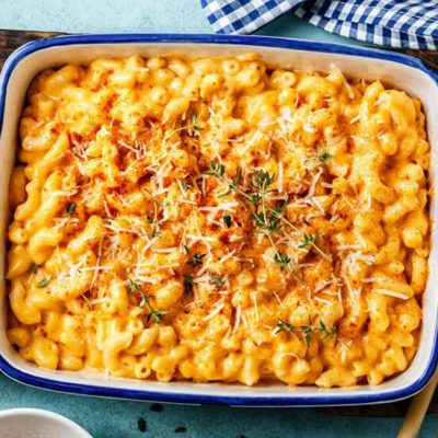 Mac and cheese in blue and white dish